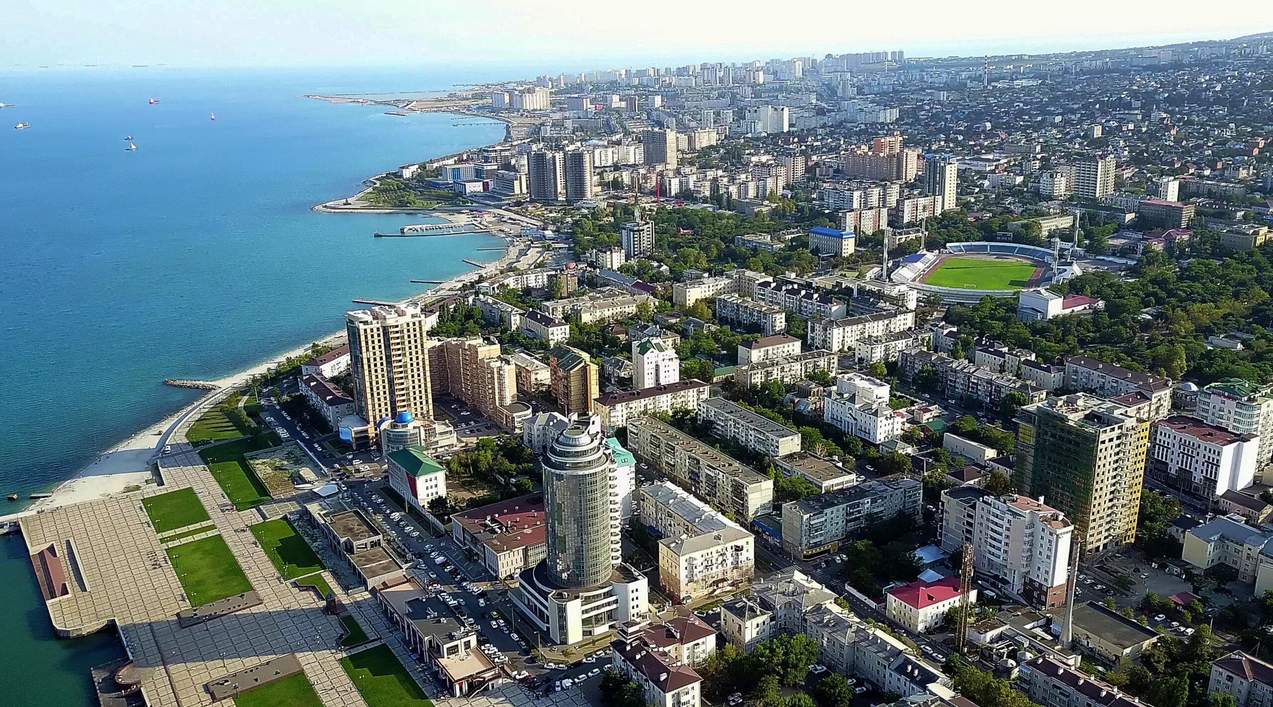 Новороссийск с высоты птичьего полета. Новороссийск центр города. Современный Новороссийск. Новороссийск / Novorossiysk вид сверху.