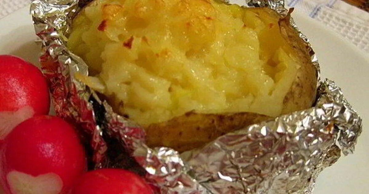 Запечённая картошка в духовке в фольге. Картошка в фольге с начинкой. Картошка с начинкой запеченная в духовке в фольге. Картошка в фольге в духовке порционно.