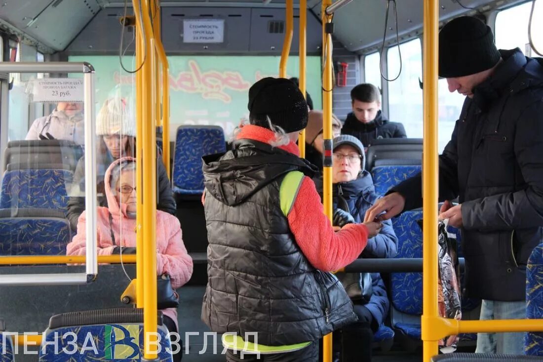 Кондукторша в автобусе. Кондуктор троллейбус смоленск. Кондукторы пенза. Пенза кондуктор. Троллейбус без кондуктора.