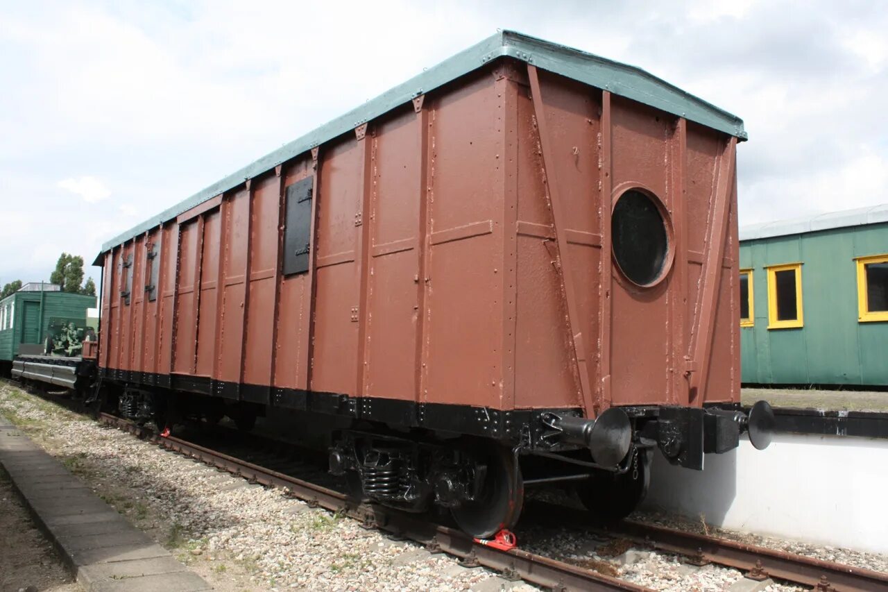 Бронепоезд тепловоз тгм. Бронепоезд железнодорожных войск байкал. Бронированный вагон. Штабной вагон блюхера. Железнодорожные войска рф бронепоезд.