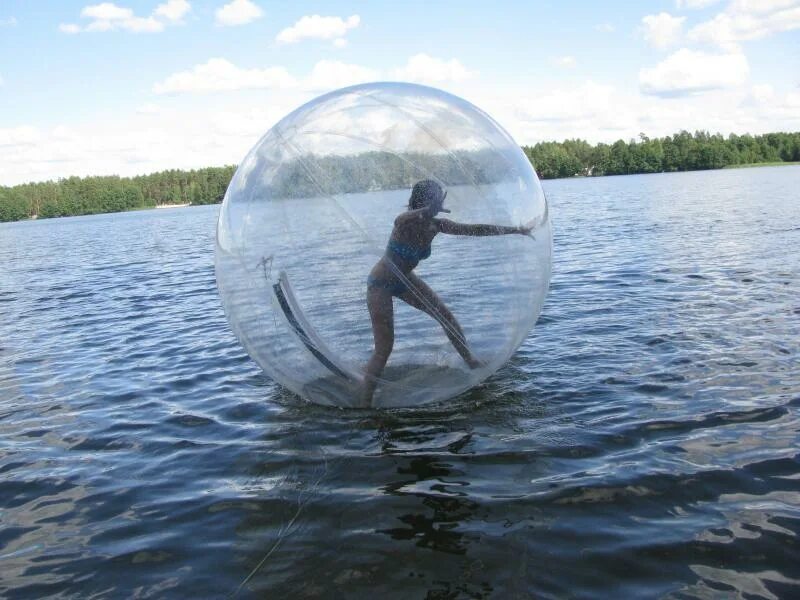 Ходит в шаре. Шар воды. Шар для человека на воде. Прозрачный шар на воде. Человек шар.
