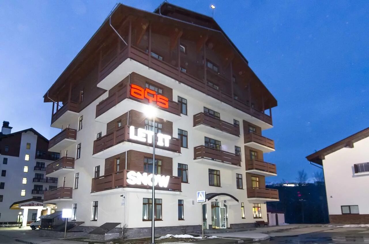 Сноу отель. Ays let it snow отель зима. Ays let it snow hotel rosa. Сноу крик город. Шерегеш.