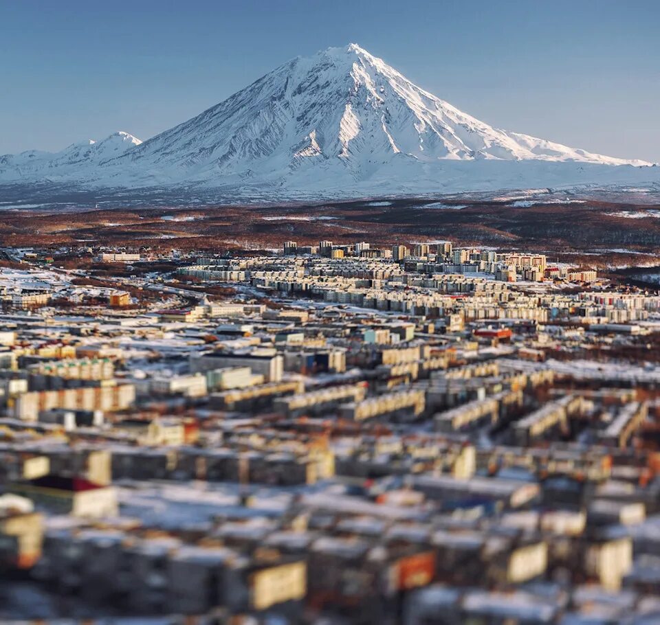 Клуб камчатка. Питерская камчатка. Питерская камчатка. Бар камчатка санкт-петербург цой. Двор с граффити у ресторана.