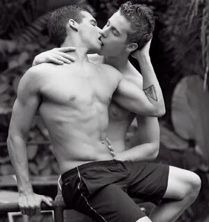 FreakAngelik: Sunday gay kiss.
