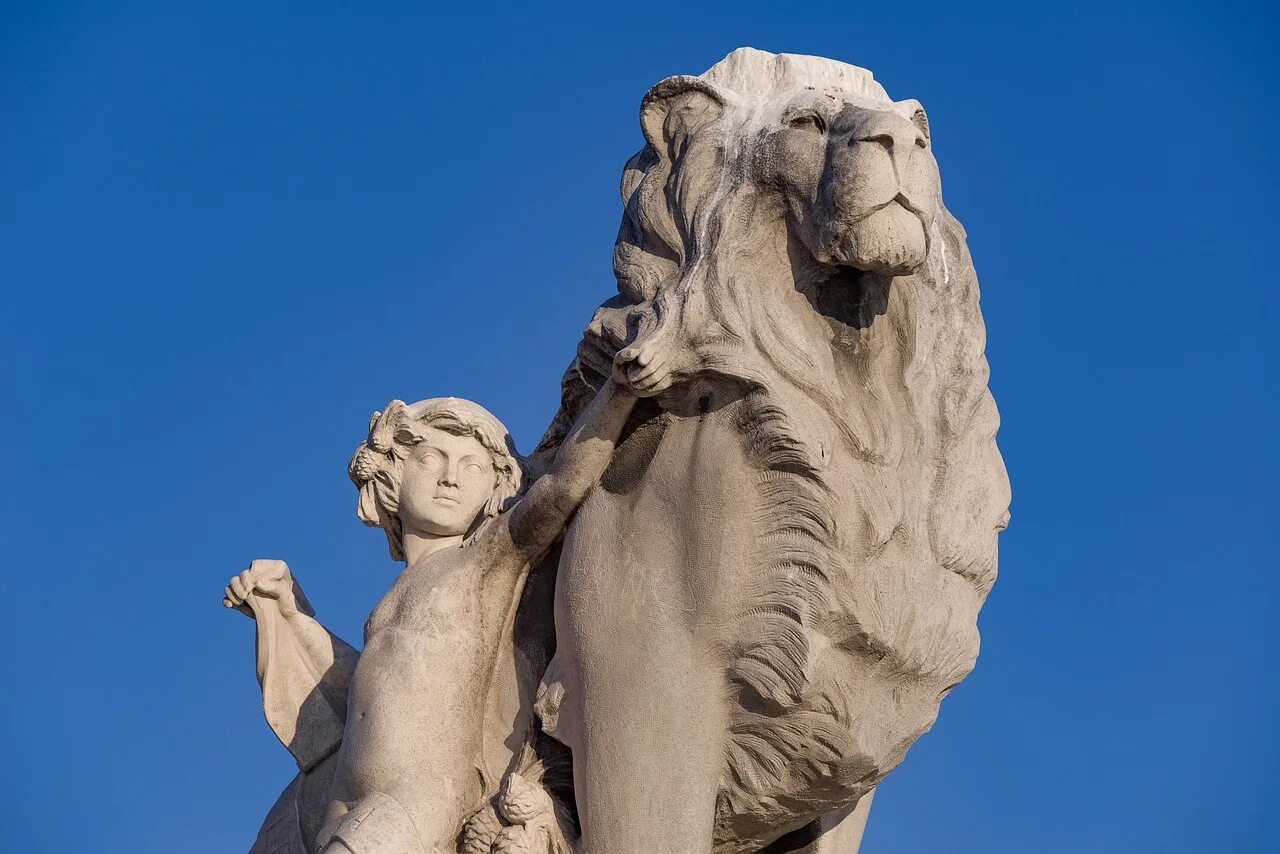 Статуя львов. Скульптура «Лев и змея». Статуя Льва. Скульптуры Львов. Сидящий Лев скульптура.