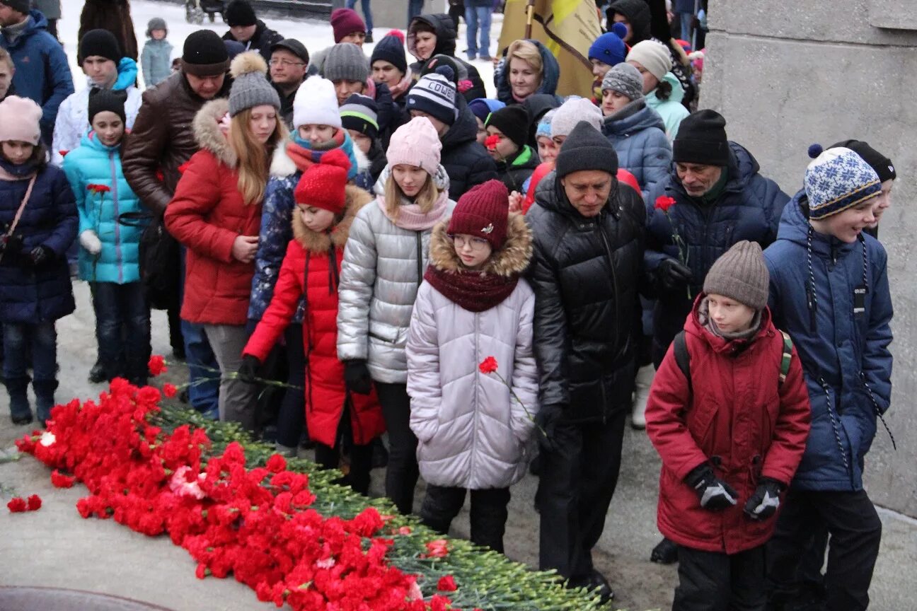 Дети возлагают цветы. Дети цветы вечный огонь. Празднование 9 мая в Тарко-Сале. Фото возложение цветов дети.