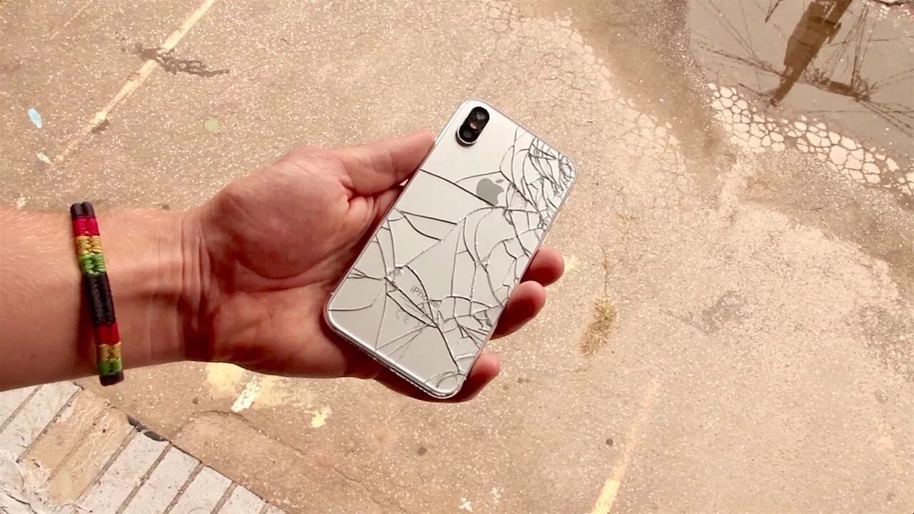 Разбил айфон 13. Айфон 10 XS Max разбитый. Разбитый айфон XS Max. Разбитый айфон 10. Разбитый айфон в руке.