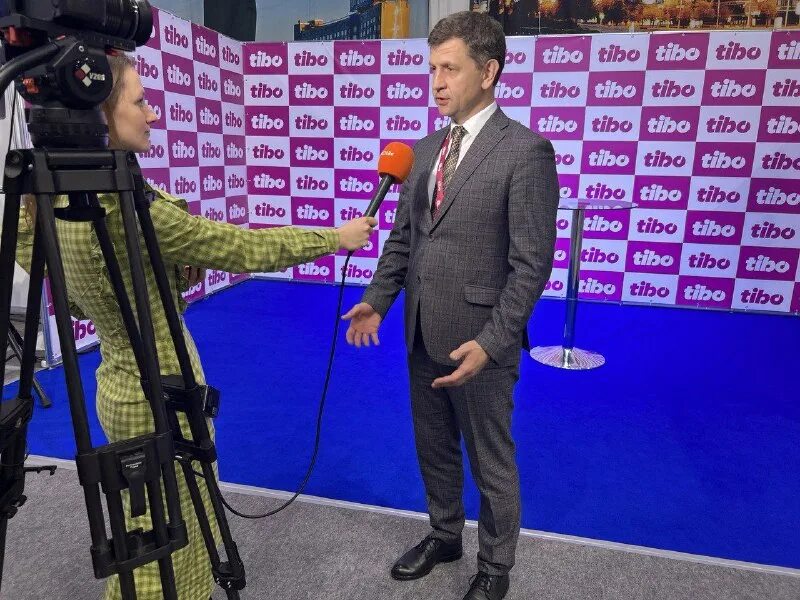 Ано трансформация. Мужчина в деловом костюме за компом. Цифровой регион логотип. Ано трансформация. Ано трансформация.