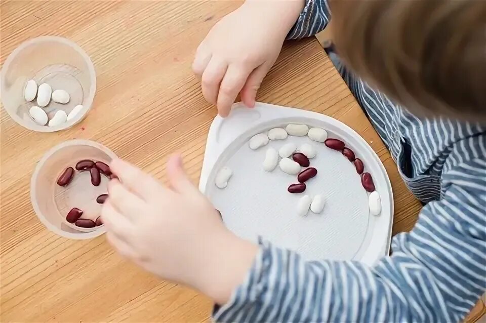 Можно фасоль ребенку в год. Игры с фасолью для детей 4-5 лет. коробка с фасолью для детей. фасоль в контейнере для детей.