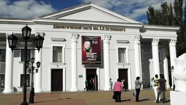 Н уральск. Уральский казахский драматический театр. Памятник в городе уральск. Уральский русский драматический театр имени а. Купец карев уральск.