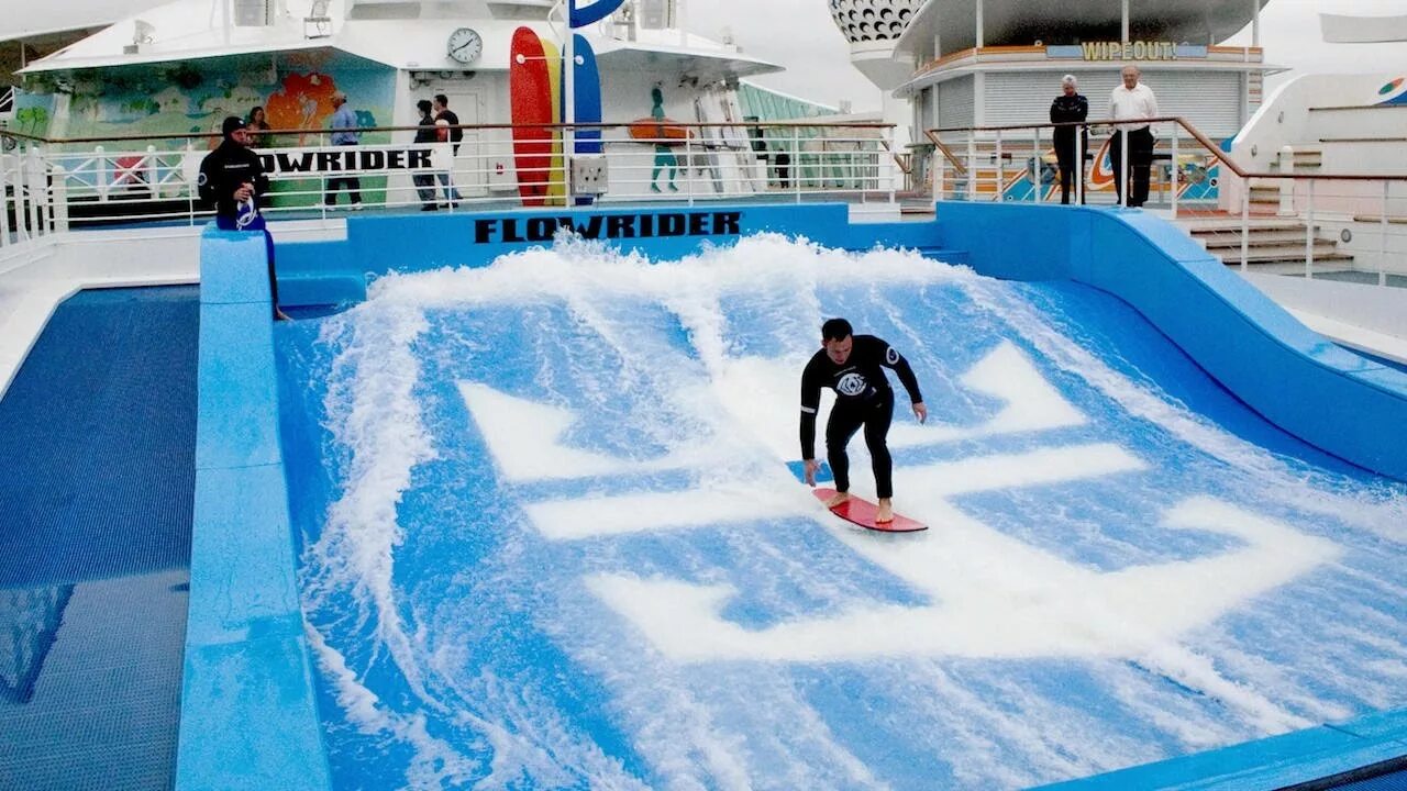 Искусственная волна цена. Искусственная волна Питерлэнд. Flowrider в Москве Лужники. Серфинг на искусственной волне. Бассейн с искусственной волной.