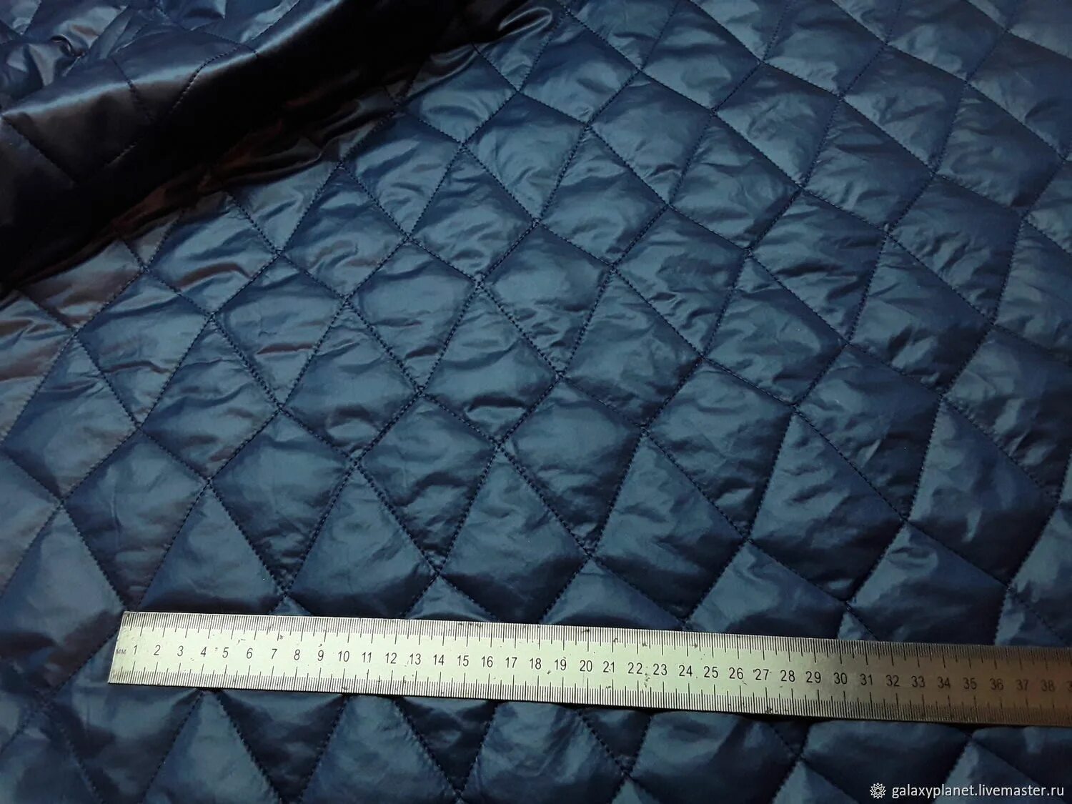 Стеганая плащевка. Купить ткань стеганую нюдовые оттенки. Курточная ткань стеганная. Плащевка металлик стеганная. Стеганая ткань.