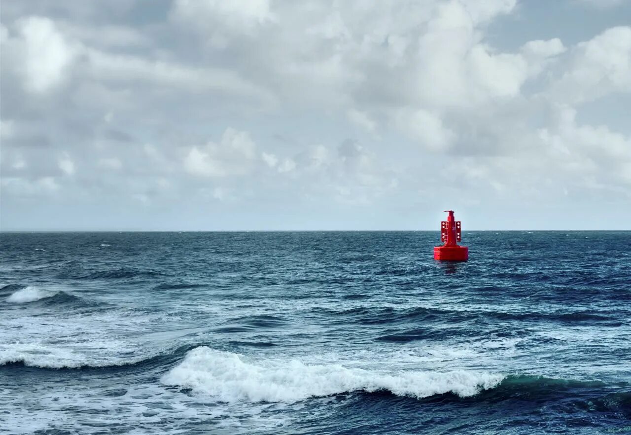 Парень на море. Человек в океане. Человек посреди океана. Море посреди океана. Плот в океане.