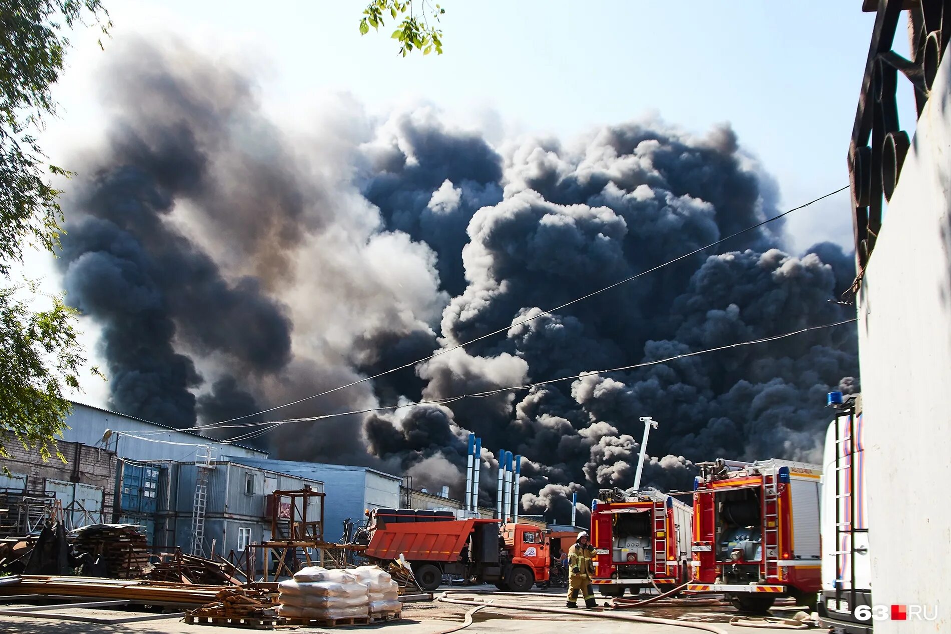 пожар в мосгоргеотрест на ленинградском проспекте. пожарные россии. пожар омск 2022. пожар в торговом центре «зимняя вишня». фото с пожара валберис.