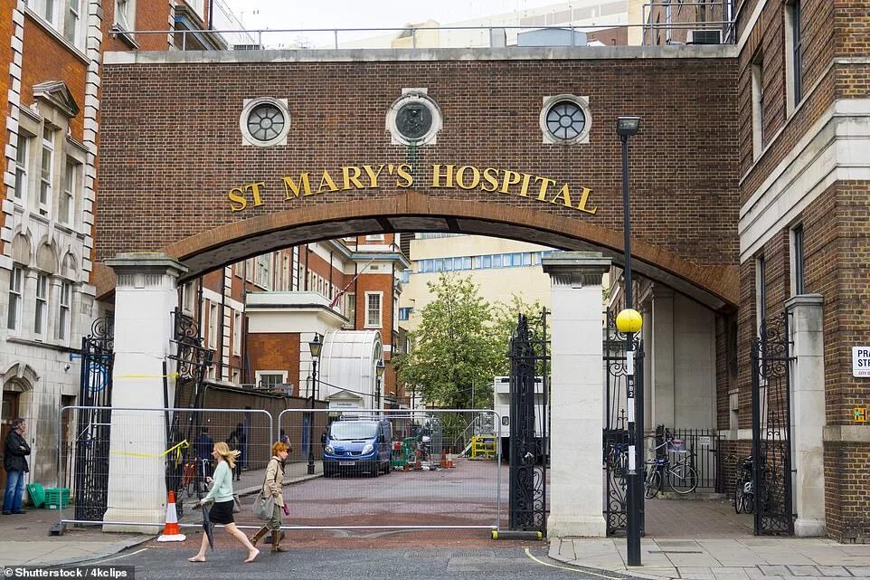 Medical school of st. St mary's hospital книга. Госпиталь святой марии в лондоне. Госпиталь святой марии. Госпиталь святой марии.