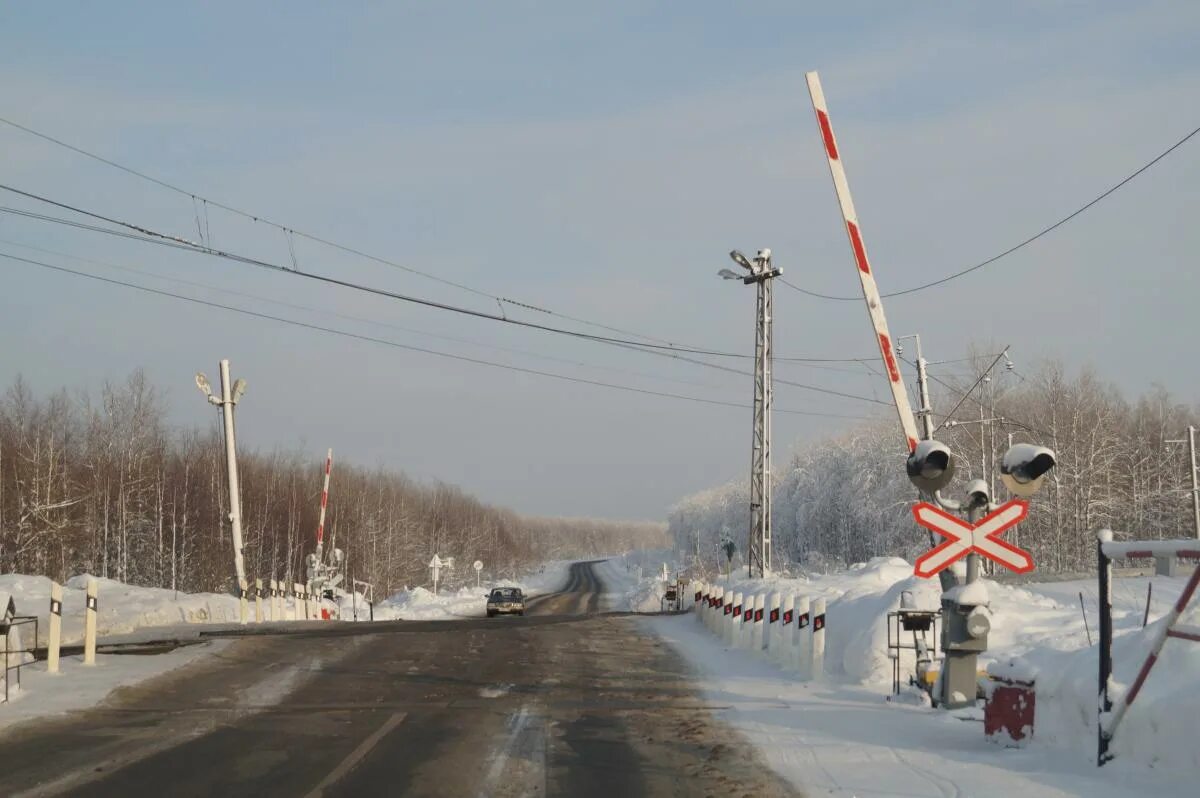 Пробка жд переезд. Переезд железнодорожный пробка. пробка на жд переезде. затор за жд переездом. пробка из поездов.
