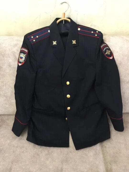 Шевроны на китель полиции. Расположение шевронов мвд полиция россии. Китель мвд сбоку. 575 приказ мвд китель. Нашивки на форму полиции.