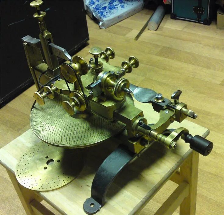 Часовой фрезерный станок. Станок часы. Станок для гильоше. Lorch токарный станок по металлу. Станок часы.
