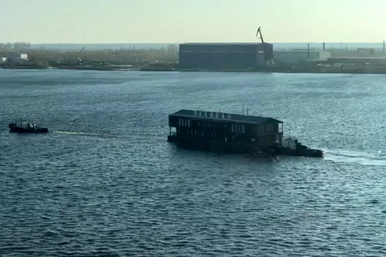 Архангельск переехал. Пеликан Архангельск. Дебаркадер Пеликан Архангельск. Клуб Пеликан Архангельск. Красная Пристань Архангельск 2022.