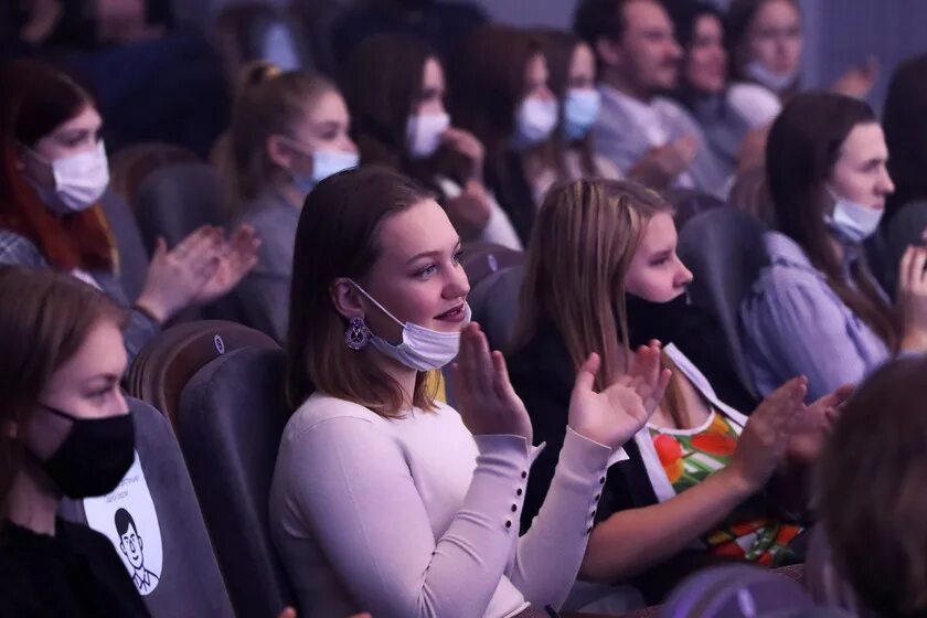 Звонок в зрительном зале. Молодежь сидит в зрительном зале. Культурное пространство Каменка (краевой дворец молодёжи). Краевой дворец молодежи (Каменка). Женщины в зрительном зале.