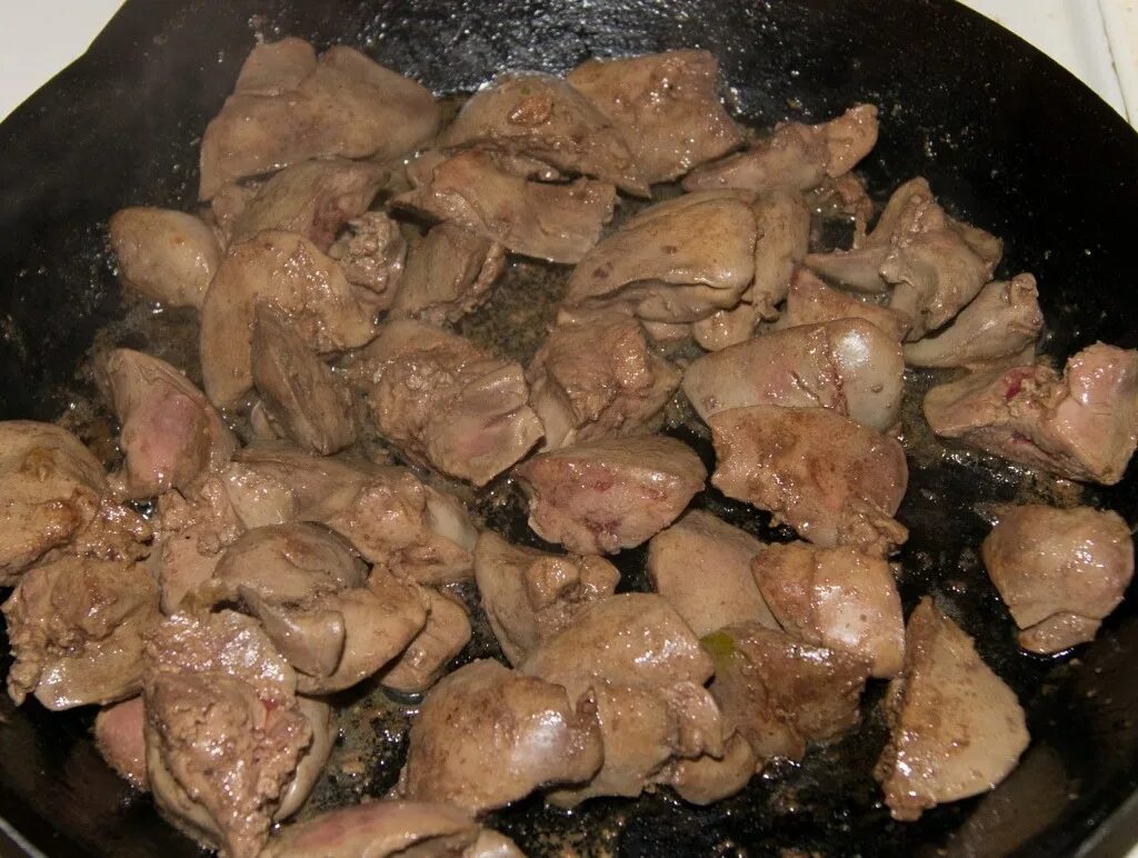 Жарим печенку куриную с луком на сковороде. Печень куриная жареная. печень куриная жареная на сковороде. приготовить куриную печень. печёнка куриная жареная.