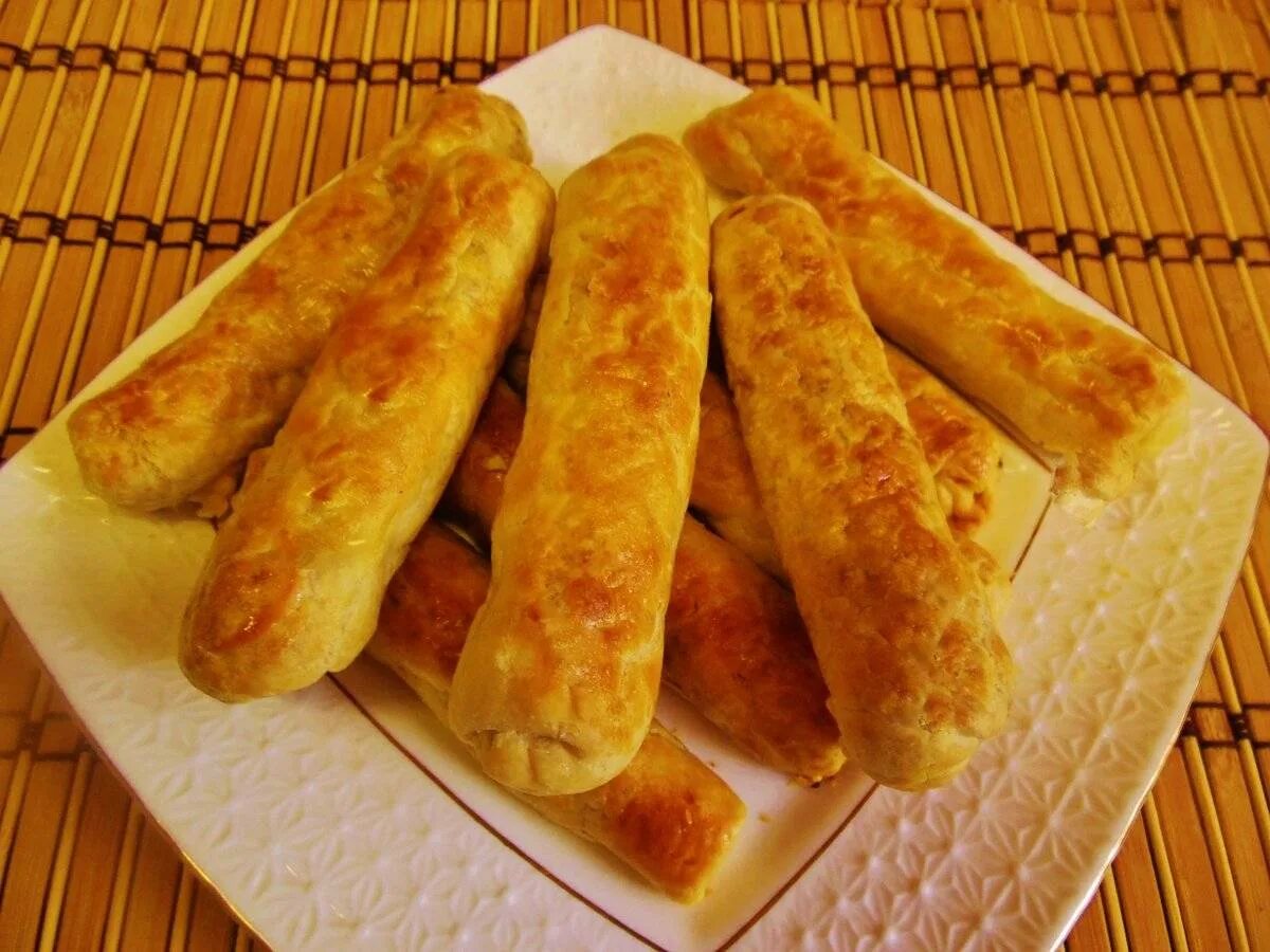 Пирожки с картошкой. Пирожки на сковороде жареные дрожжевые рецепт тесто. Тесто на пирожки дрожжевое для жарки. Пирожки без дрожжей на сковороде. Вкусные пирожки с картошкой.