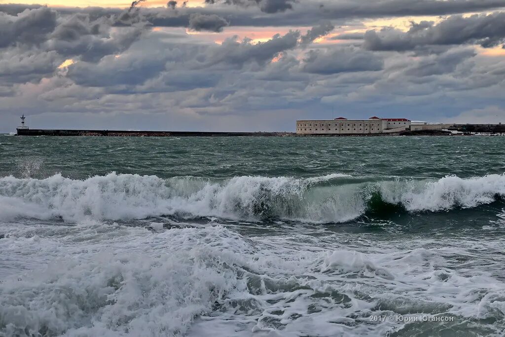 Шторм в крыму 26 ноября. Севастополь море шторм. шторм в севастополе. севастополь зимой шторм. евпатория зимний шторм.
