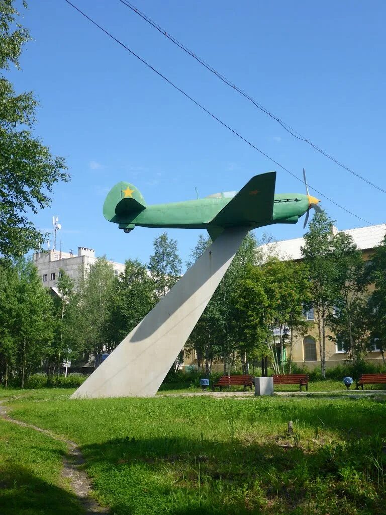 Самолет Ковдор Ковдор памятник. Ковдор шуми городок памятник. Ковдор достопримечательности. Достопримечательности города Ковдор. Улицы ковдора