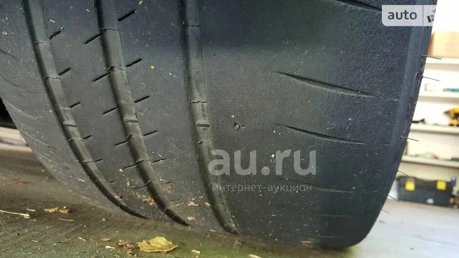 Индикатор износа шины бриджстоун. Неравномерный износ шин. Износ шин фото. Односторонний износ шин. Неравномерный износ покрышек.