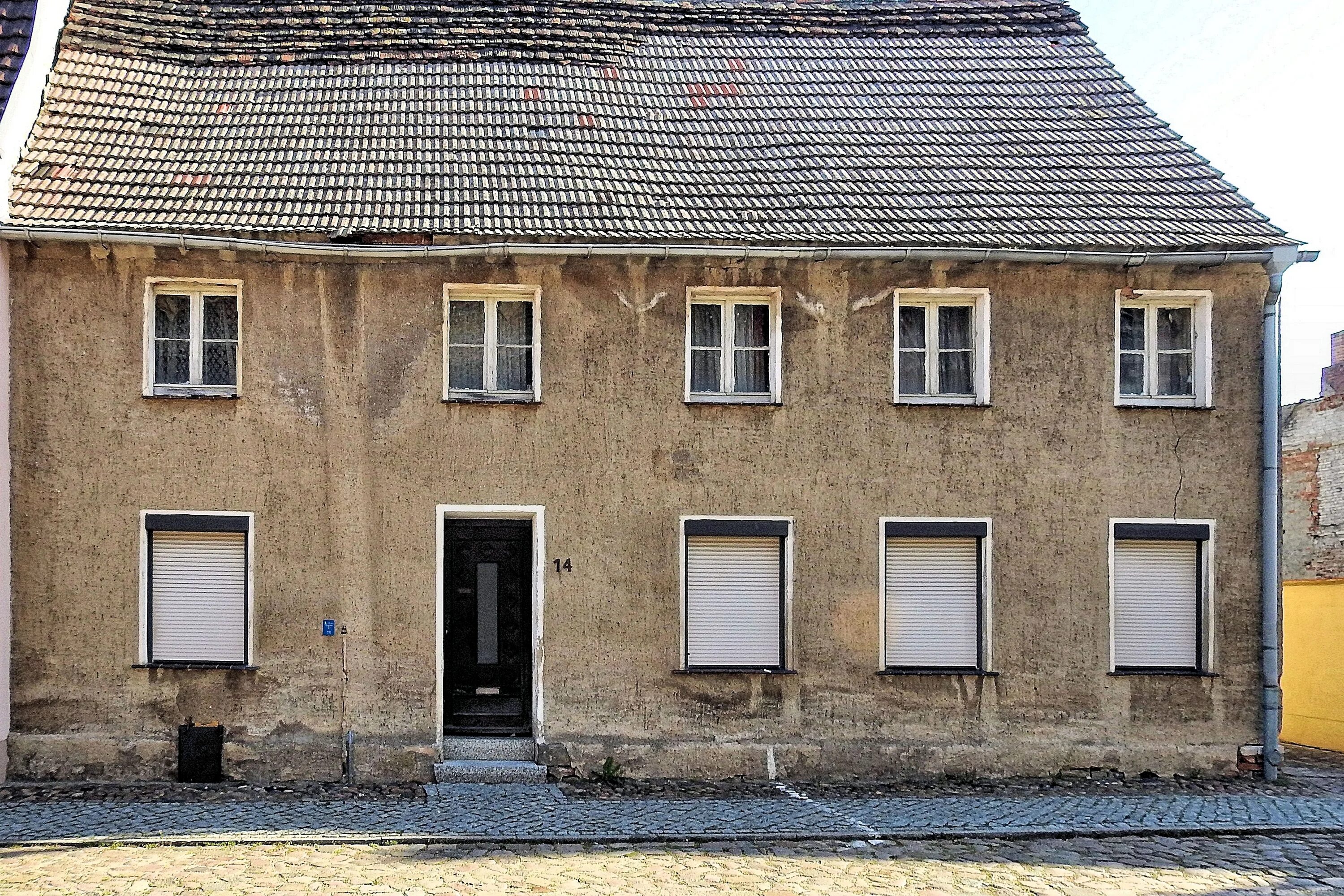 Дом на опрятной улице. Брошенное здание с окнами. Run down House. Заброшенные дома в Ангрене. Брошенные дома в Аргентине.