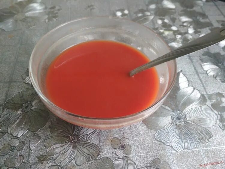 Разбавленная томатная паста в кружке с водичкой. Вода томатный соус. Томатная паста в стакан с водой. Заливаем томатной пастой разведенной в бульоне. Вода вода томатный сок вода вода