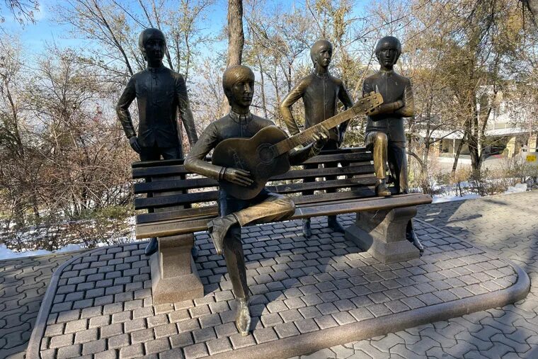Звучащий памятник. Памятник the Beatles (Алма-Ата). Кок-Тобе памятник.