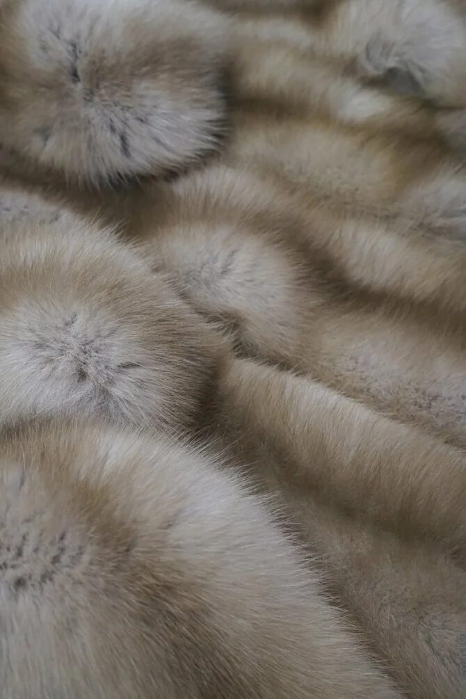 Много шуб. Меховая шуба. Мех ряд. Садовод рынок в москве шубы из натурального меха. Куница тортора.