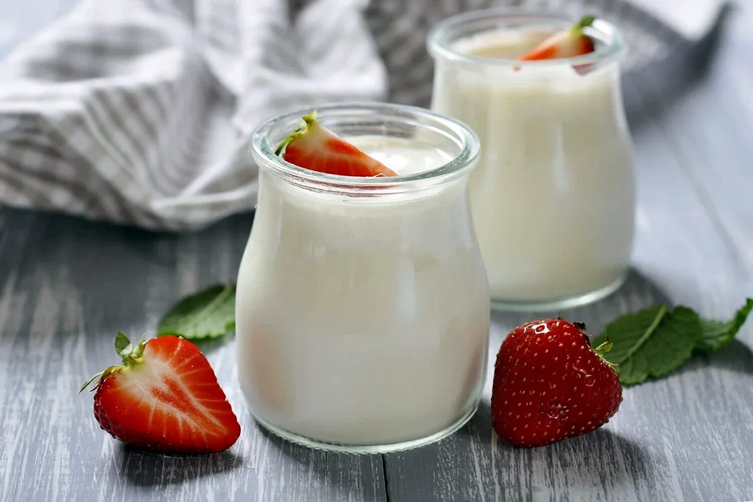 Фото питьевого йогурта. Домашний йогурт. Натуральный йогурт домашний. Йогурт классический. Диетические кисломолочные продукты.