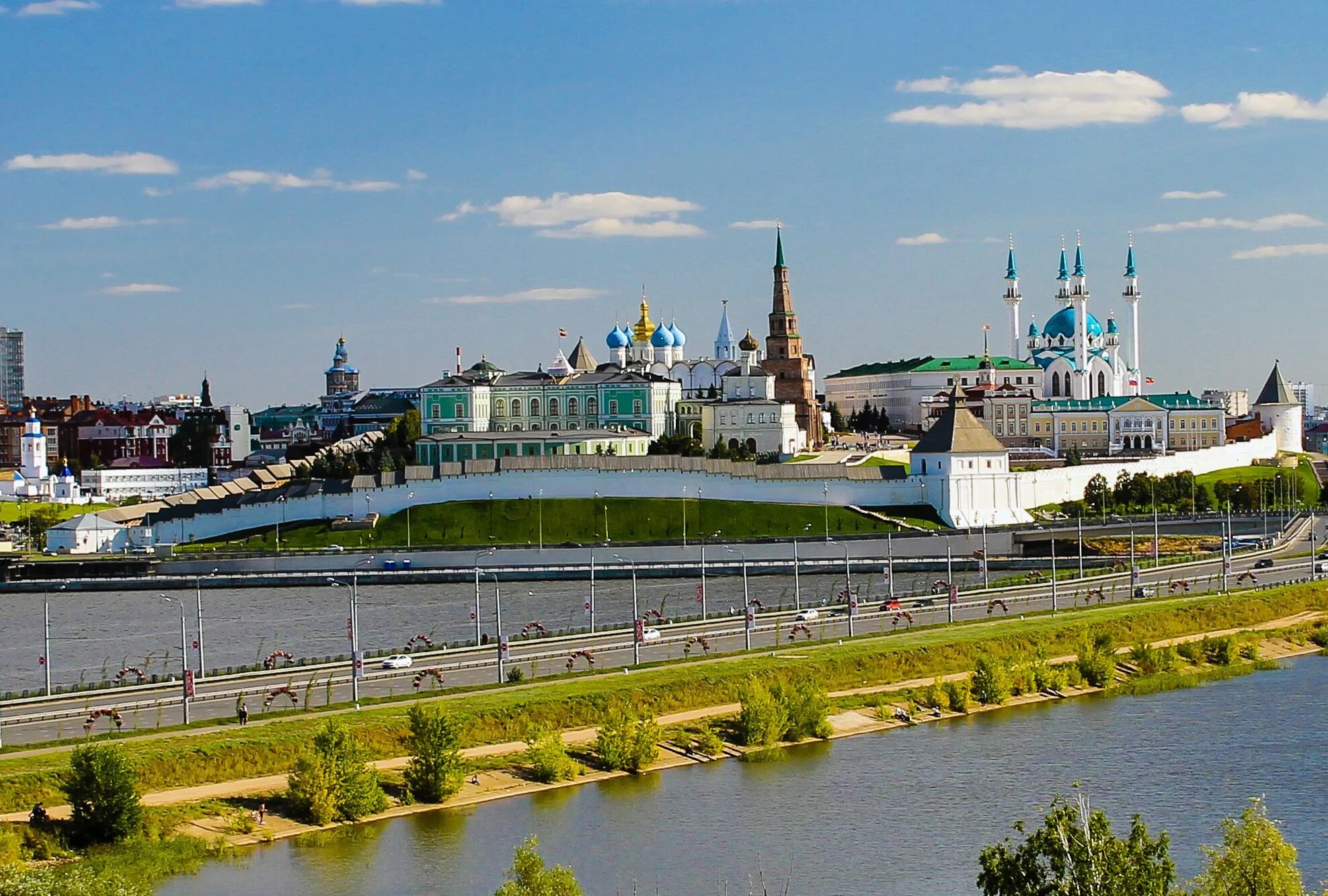 Чем известен казанский кремль. Казанский Кремль Казань. Татарстан Казань Кремль. Историко-архитектурный комплекс «Казанский Кремль» (Казань). Казань вид на Кремль.