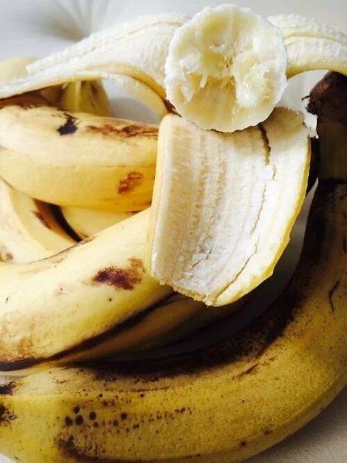 Переспелый банан. Перезрелый банан. Пятнистые бананы. Бананы треснутые.
