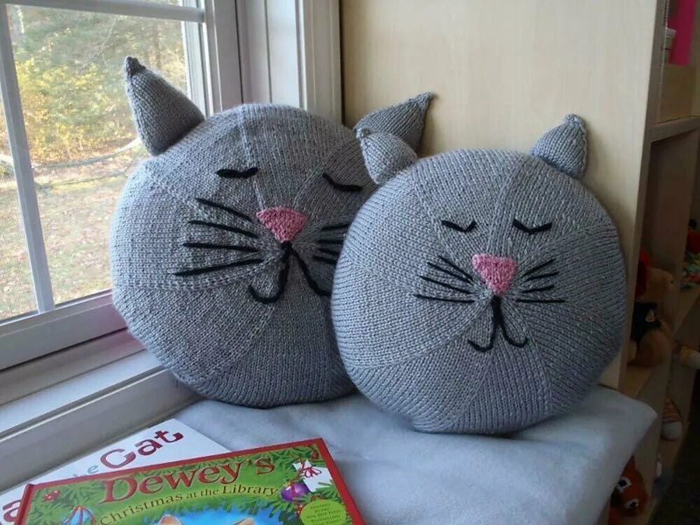 вязаная подушка кот. подушка кошка крючком. вязаные подушки игрушки. подушка кошка. подушка кошка крючком.