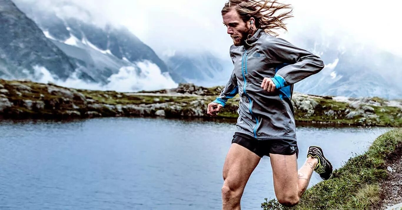 Включи бегущий воды. Спортсмен бежит. Пробежка. Бегущий человек. Мужчина бегает.