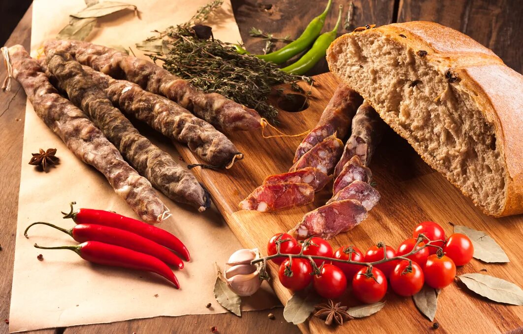 Как сделать деликатес. Мясные изделия. колбаса. мясные деликатесы. колбасные изделия и мясные деликатесы.