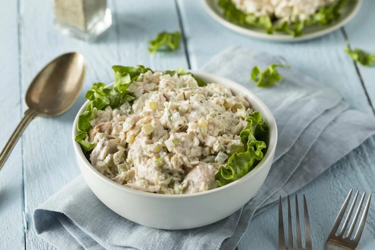 Салат из куриной грудки огурцов яиц. Салат с курицей. салат из куриной грудки. салат с яблоком и курицей.