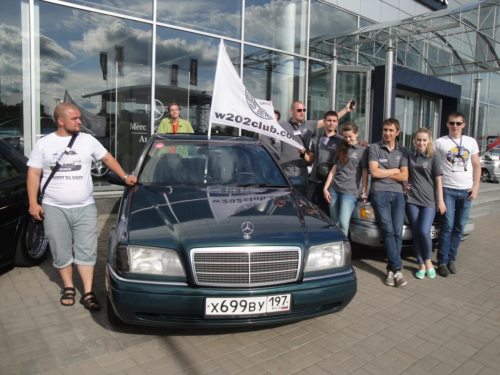 Клубный сервис Мерседес. Mercedes w202 в городе. Мерседес клуб. Клубный мерседес