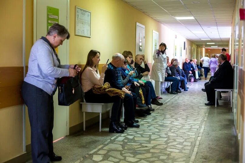 Как встать в очередь к врачу. Очередь к врачу. очередь в больнице. пациенты в очереди.