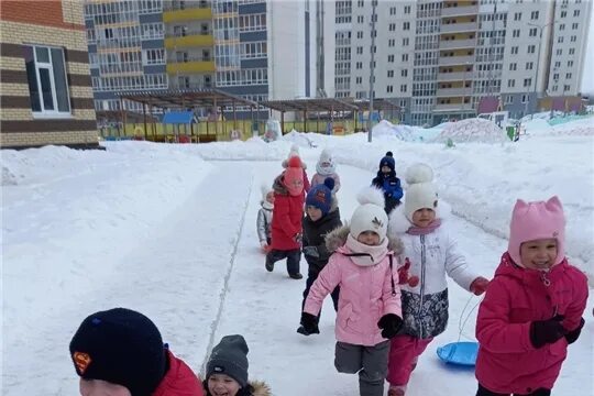 Чебоксары погулять. Зимние забавы в детском саду. Зимние забавы. Дети гуляют у моря. Куда можно пойти гулять в Чебоксарах зимой.