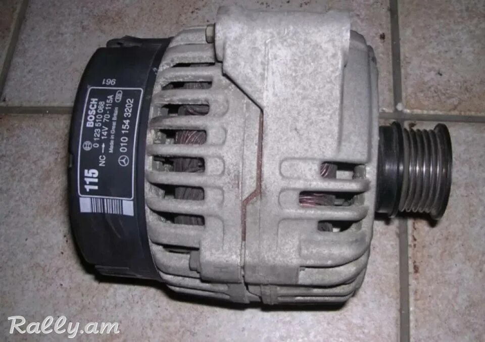 Щетки генератора мерседес 124. Генератор мерс 124. Крепление генератора 124 блок. Генератор мерседес 124. Генератор w124 m104.