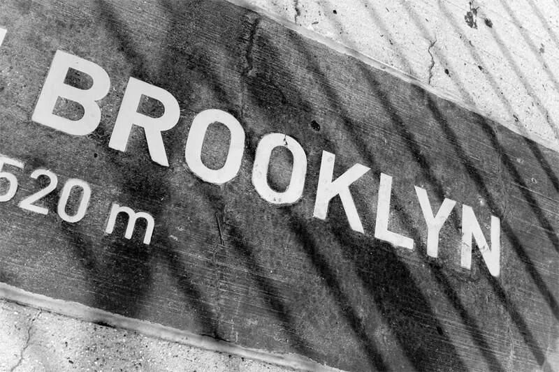 Brooklyn табличка. Вывески Бруклина. Бруклин район вывеска. Фото с надписью Бруклин. Текст песни вахо бруклин черный