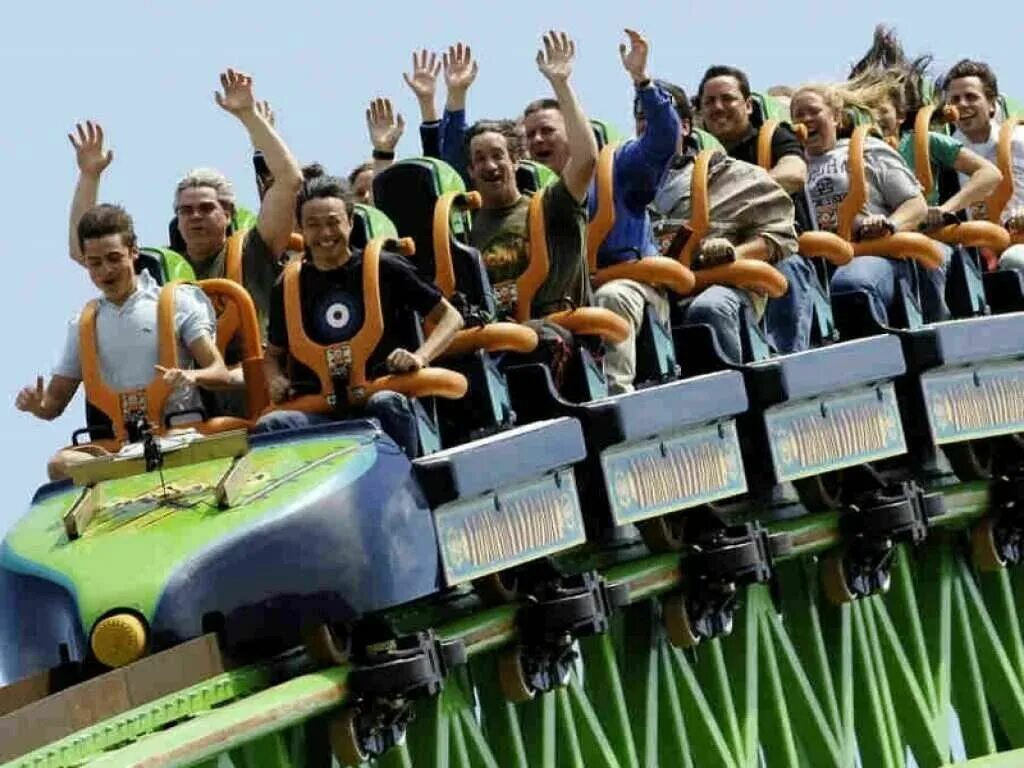 На американских горках. Американские горки девушки. Coney island luna park. Кататься на американских горках. Дети на американских горках.