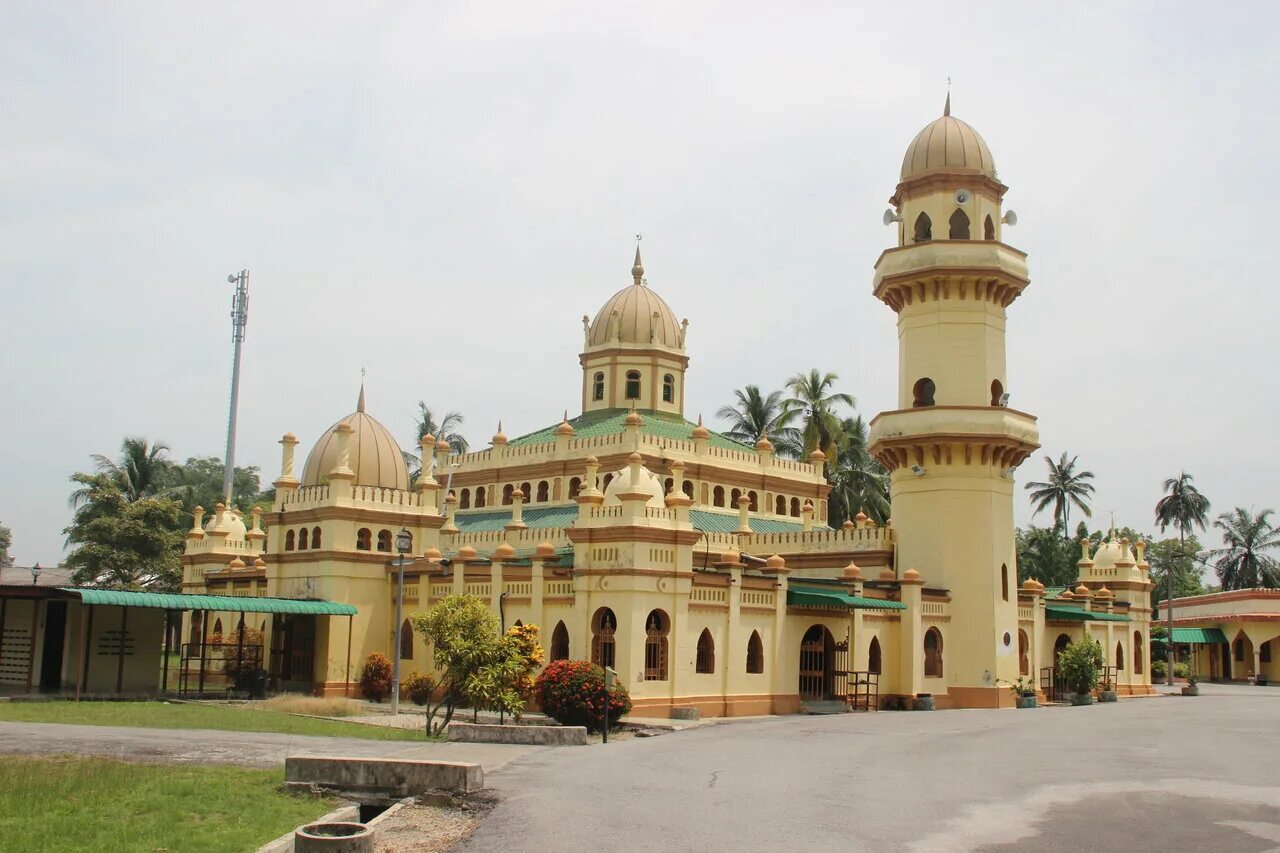 Хрустальная мечеть в малайзии. Masjid diraja ubudiah kuala kangsar малайзия. Мечети малайзии. Мечети куала тренгану малайзия. Мечеть кристалла малайзия.