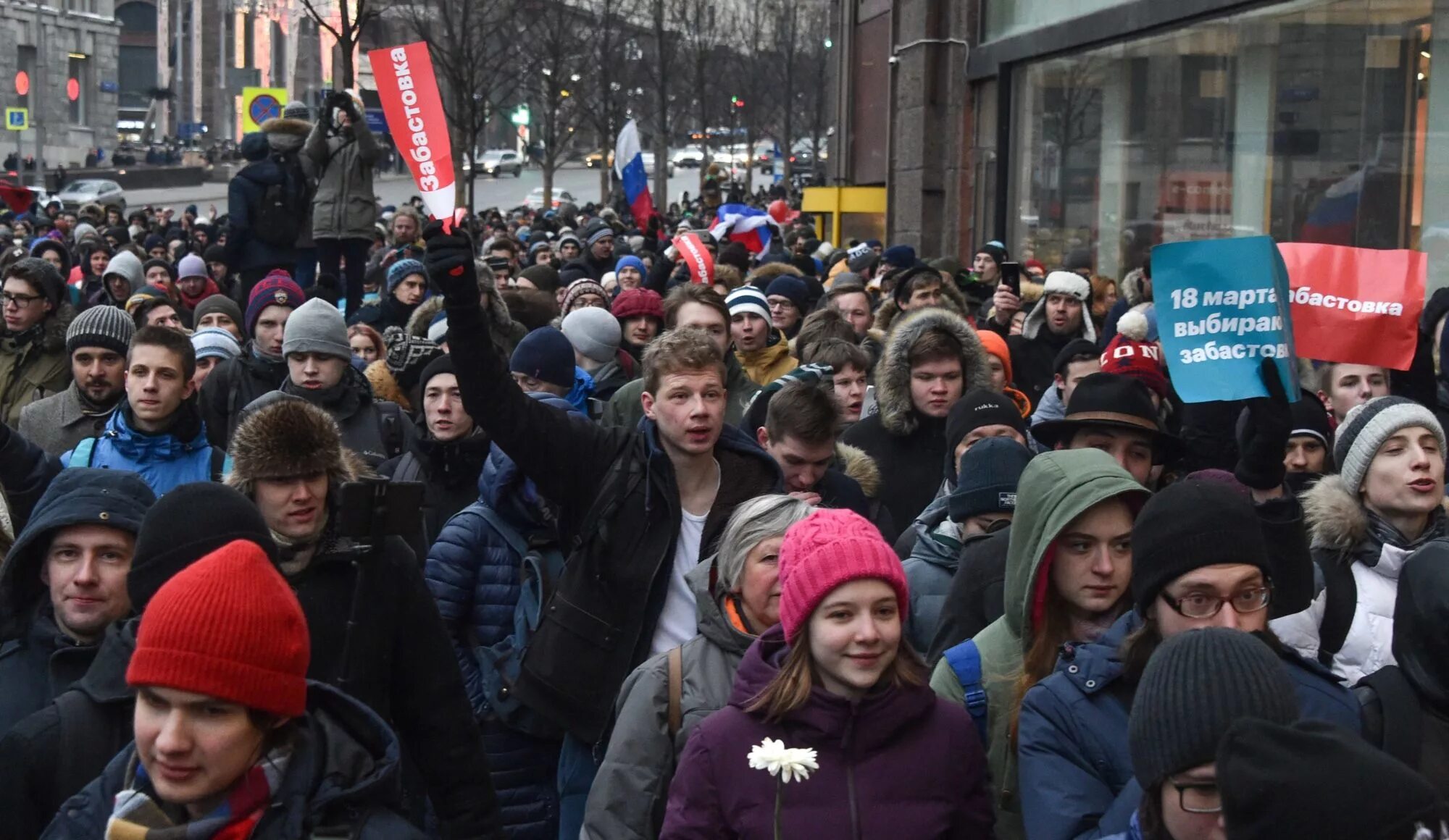Школьники на митинге. Малыши на митинге. Подростки на митинге Навального. Митинг подростков