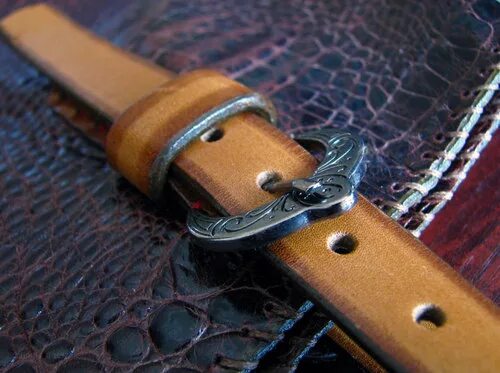 Ремень для джинсов мужской. Как называется песня я резал кожаные ремни. Resser denim ремень кожаный. Кожаный ремень на руку мужской. Из чего состоит ремень для часов.