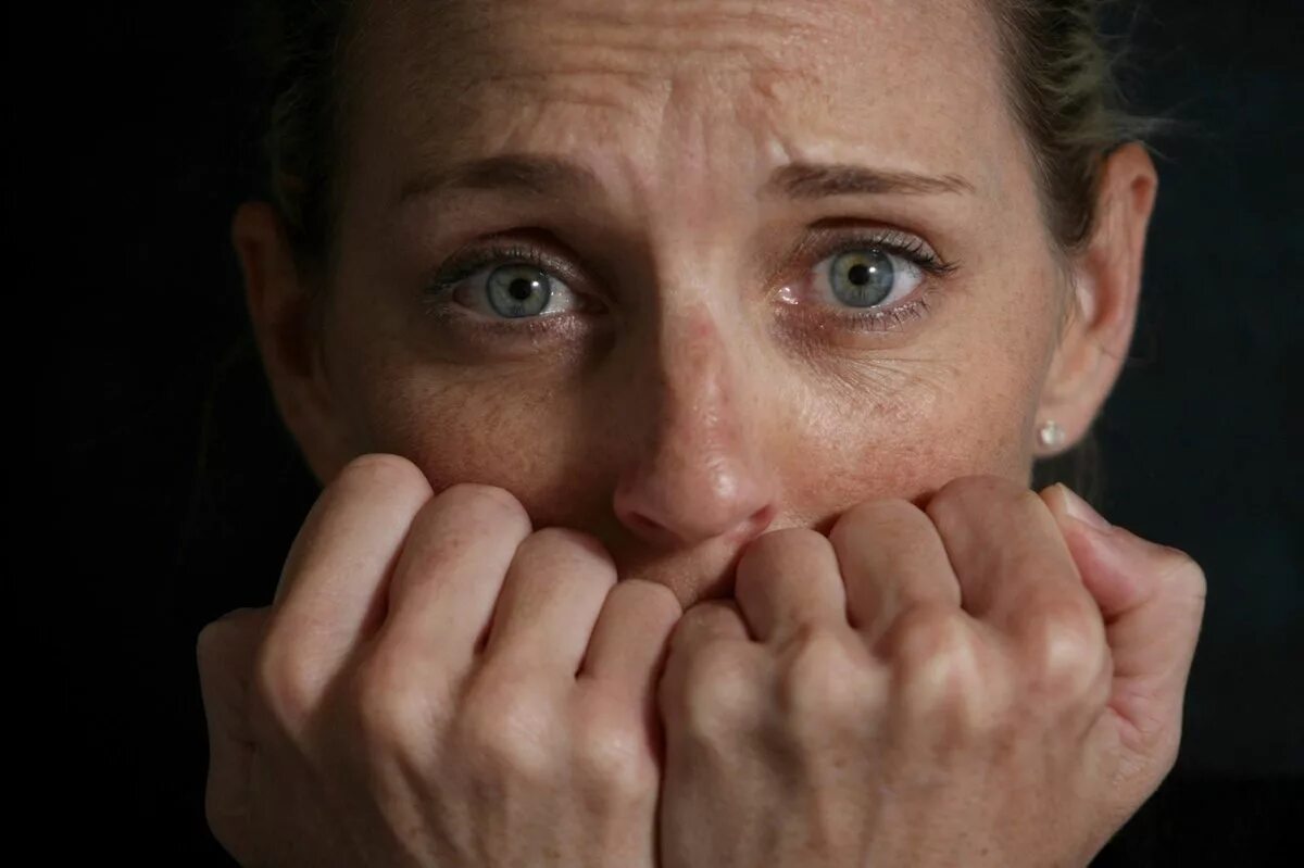 Тревога и стресс. Плачущая женщина. Тревога эмоция. Эстрес. Слезы без причины.